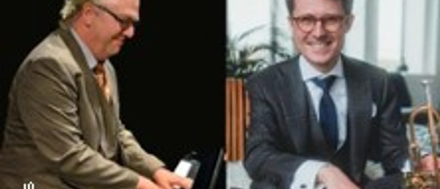 Zwei Jazzmusiker: links ein Pianist am Flügel, rechts ein Trompeter mit Instrument