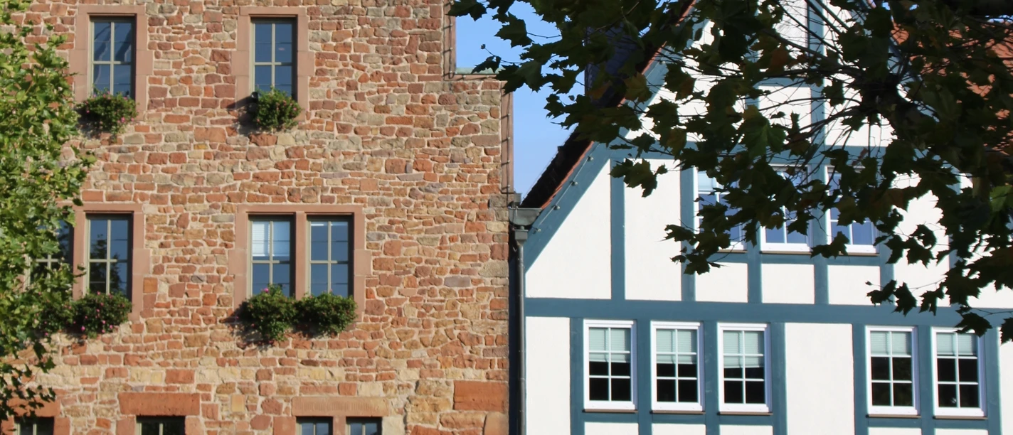 Zu sehen ist das historische Steinhaus, wo zur Zeit die Stadtbücherei untergebracht ist.
