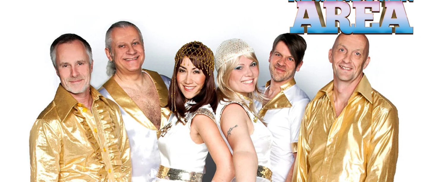 Fünf Personen in gold-weißen Glitzerkostümen vor weißem Hintergrund mit Text.