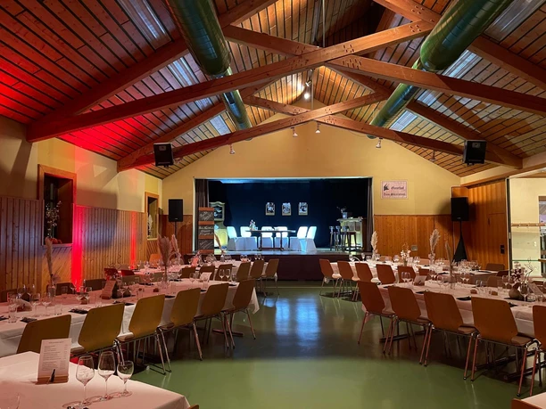 Saal mit Bühne