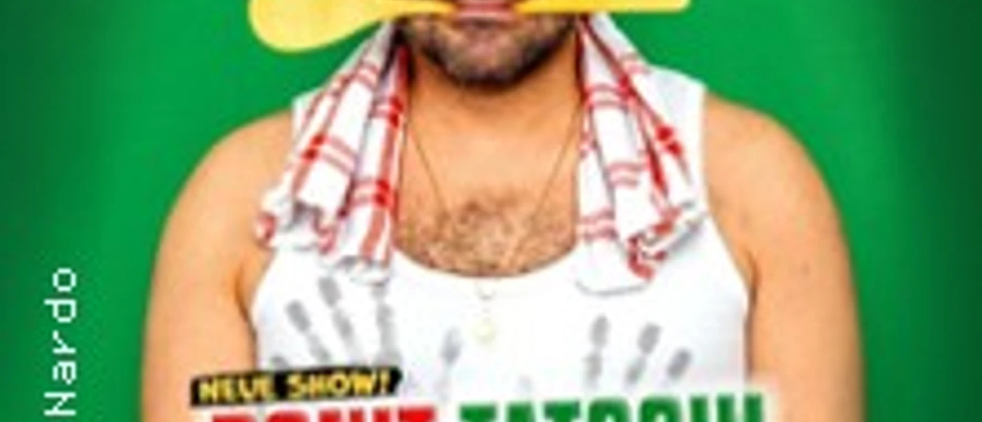 Joe Di Nardo mit gelbem Gegenstand im Mund vor grünem Hintergrund und Showtitel