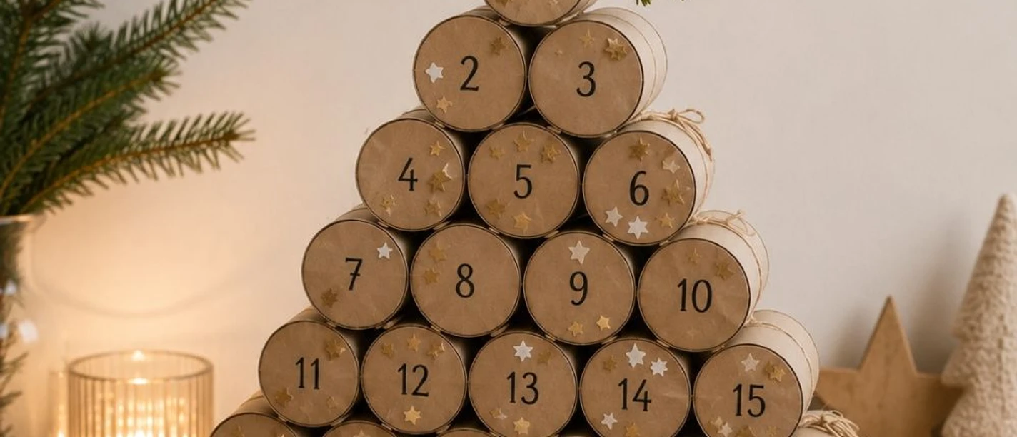 Ein weihnachtlicher Tisch mit Bastelutensilien und einem Weihnachtskalender