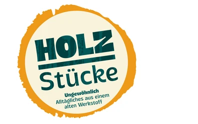Logo zur Ausstellung: Baumscheibe mit Schriftzug HolzStücke und Untertitel zum alten Werkstoff.