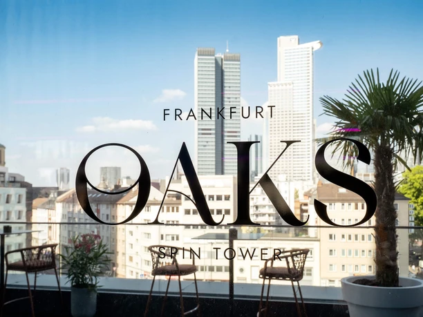 Oaks Bar im Spin Tower vor Frankfurts Skyline mit Rooftop-Terrasse und Palme
