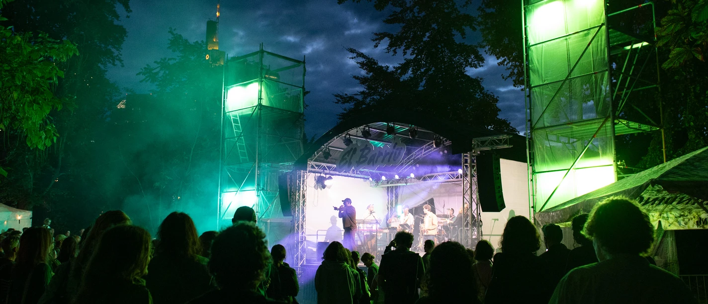El Barrio night concert in Frankfurt with stage and crowd
