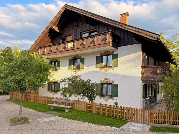 Zum-Schweizer-Haus-Nordansicht-mit-Bank-Sommer