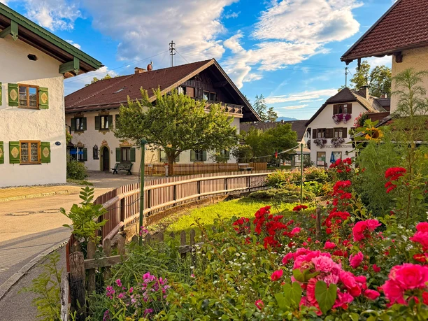Zum-Schweizer-Haus-Ostansicht-Dorfstr.-Sommer