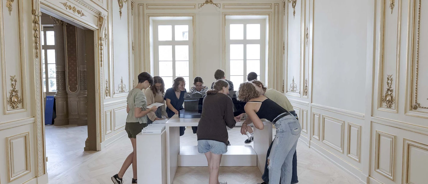 Gruppe bei einer Führung im prunkvollen Ausstellungsraum des Jüdischen Museums Frankfurt