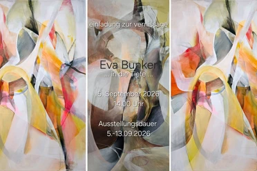 Ein dreigeteiltes Gemälde kündigt die Ausstellung von Eva Bunker an. Die Farben variieren in Pastelltönen von weiß über grau bis hin zu hellgelb und orange.