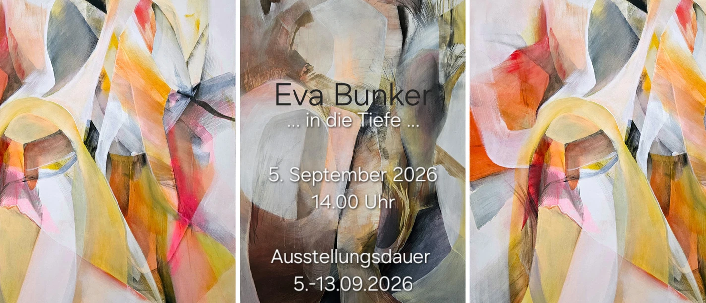 Ein dreigeteiltes Gemälde kündigt die Ausstellung von Eva Bunker an. Die Farben variieren in Pastelltönen von weiß über grau bis hin zu hellgelb und orange.