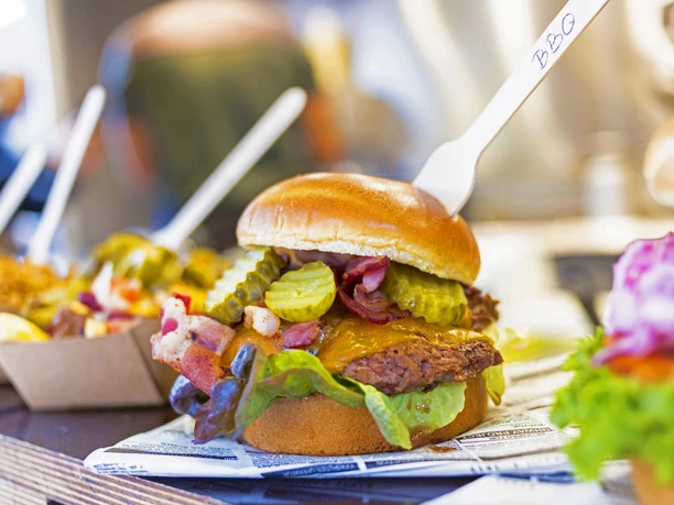 verschiedenes Streetfood auf der Theke