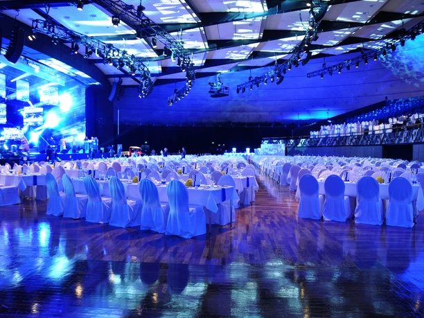 myticket Jahrhunderthalle Frankfurt_Großer Festsaal Großer Festsaal mit weiß gedeckten Tischen und blauem Licht.