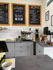 IMG_3775 (c) Mailin Knoke_Erlebnis Bremerhaven_WEB.jpg Kaffeebar in Katie’s Pastry Cafe mit Siebträgermaschine und handgeschriebenen Tafeln.