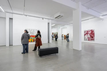 Besucherinnen und Besucher stehen in der G2 Kunsthalle und bestaunen die Gemälde an den Wänden.