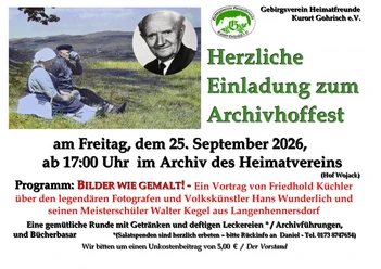 Man sieht ein altes Foto, wo eine ältere Frau und ein Mann auf einer Wiese sitzen und etwas trinken