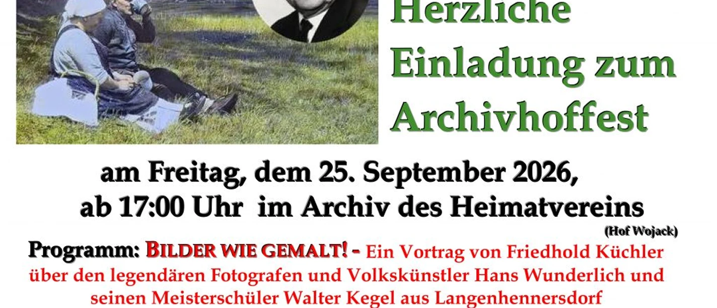 Man sieht ein altes Foto, wo eine ältere Frau und ein Mann auf einer Wiese sitzen und etwas trinken