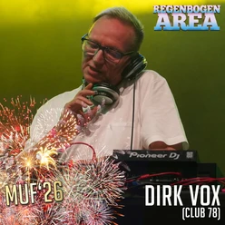 Mann mit Kopfhörern an DJ-Equipment, Text: Dirk Vox, MUF'26, Regenbogen Area.