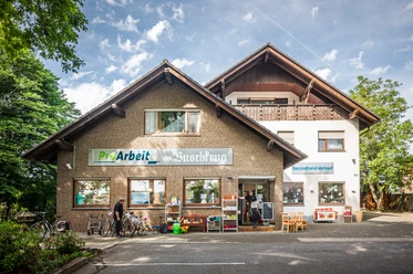 SHS-Gebäude_0027-1.jpg Gebäude des ProArbeit e.V. mit Secondhand-Verkauf und Fahrrädern vor dem Eingang.