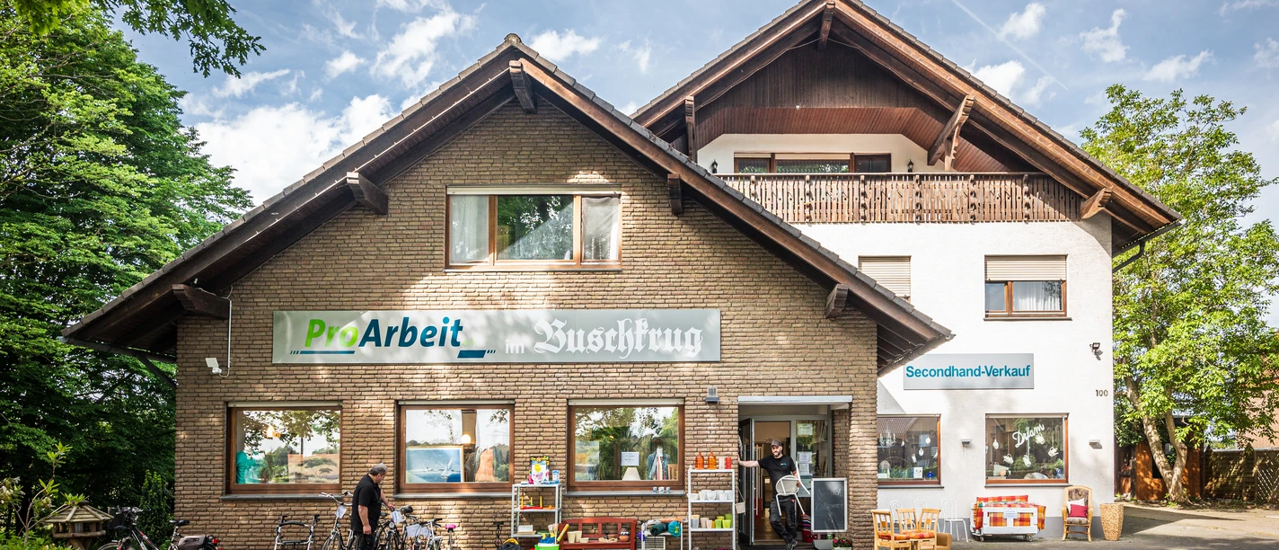 Gebäude des ProArbeit e.V. mit Secondhand-Verkauf und Fahrrädern vor dem Eingang.