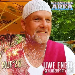 Mann mit Mütze und pinker Weste, Text: Uwe Engel, MUF '26, Regenbogen Area.