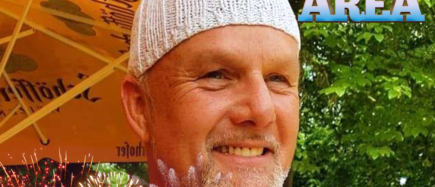 Mann mit Mütze und pinker Weste, Text: Uwe Engel, MUF '26, Regenbogen Area.