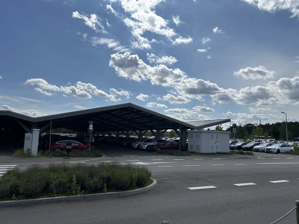 Tesla Parkplatz
