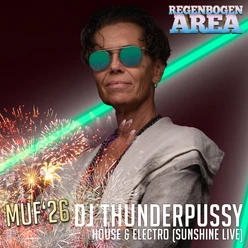 Person mit Sonnenbrille, Text: DJ Thunderpussy, MUF'26, Regenbogen Area.