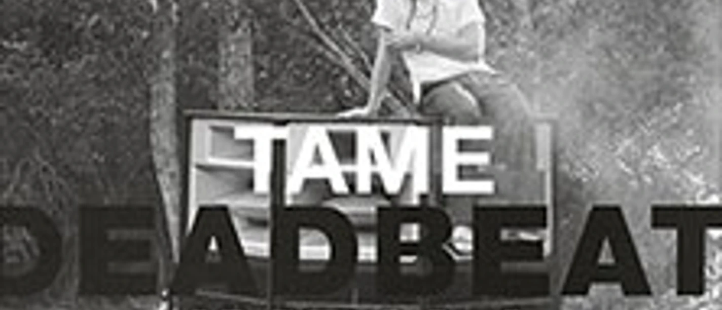 Tourmotiv zu Tame Impala Deadbeat mit Person im Wald und großem Schriftzug