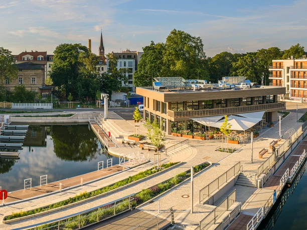 Stadthafen Leipzig mit Bootsanlegern, Gastronomie und Brücke am Elstermühlgraben.