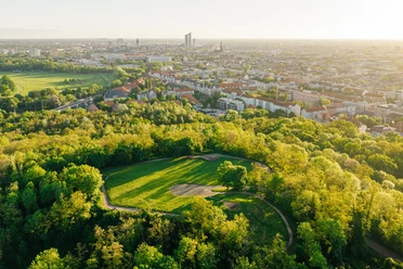 Vue aérienne du Fockeberg, désormais verdoyant, avec une vue sur Leipzig au lever du soleil.