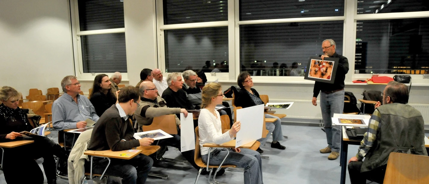 UNIFOK-Mitglieder sichten Fotos für einen Wettbewerb, Foto: Klaus Enkelmann