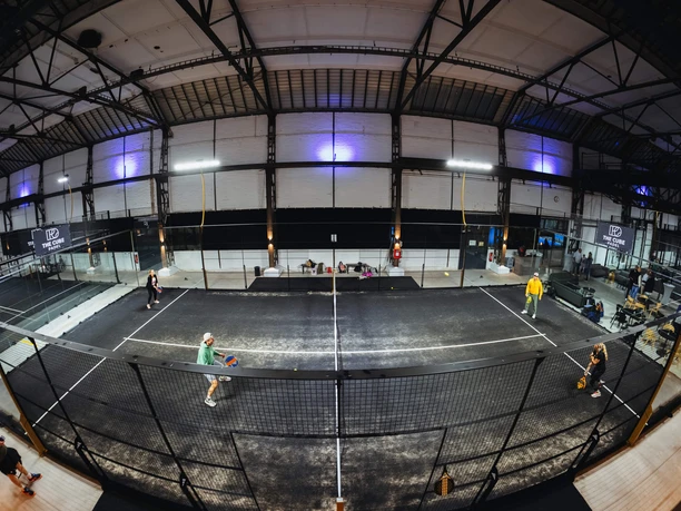 Padelspieler auf einem Indoor-Court im The Cube Padel Köln bei der Eröffnung