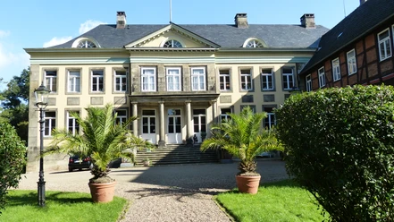 Schloss Hagenburg Schloss Hagenburg mit seiner neoklassizistischen Fassade umrahmt von symmetrischem Garten.