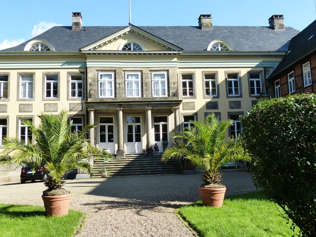 Schloss Hagenburg Schloss Hagenburg mit seiner neoklassizistischen Fassade umrahmt von symmetrischem Garten.