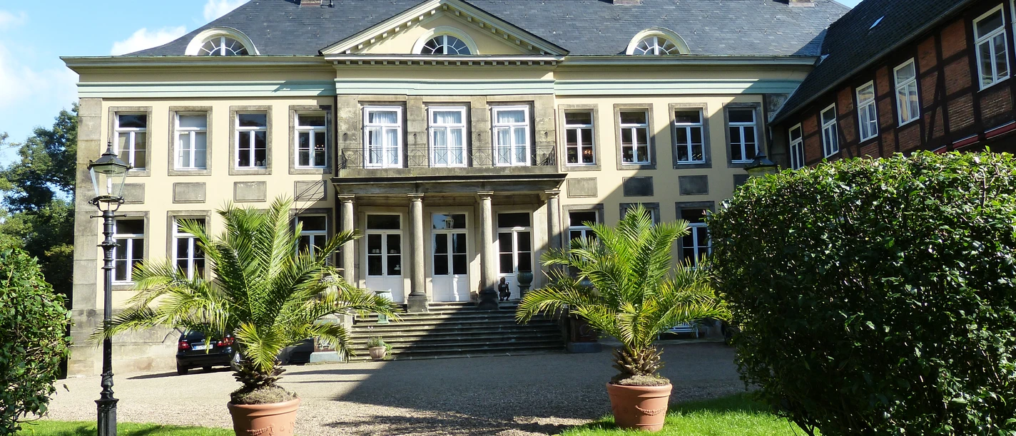 Schloss Hagenburg Schloss Hagenburg mit seiner neoklassizistischen Fassade umrahmt von symmetrischem Garten.