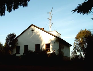 Historisches Denkmal - Telegrafenstation Nieheim Historische Telegrafenstation aus dem 19. Jahrhundert mit markanter Antennenkonstruktion.