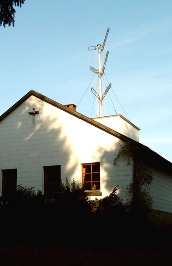 Historisches Denkmal - Telegrafenstation Nieheim Historische Telegrafenstation aus dem 19. Jahrhundert mit markanter Antennenkonstruktion.