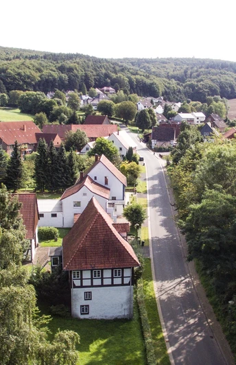 Heidelbeck von oben Luftaufnahme eines kleinen Dorfes mit Fachwerkhäusern, umgeben von Wäldern und Feldern in Heidelbeck.