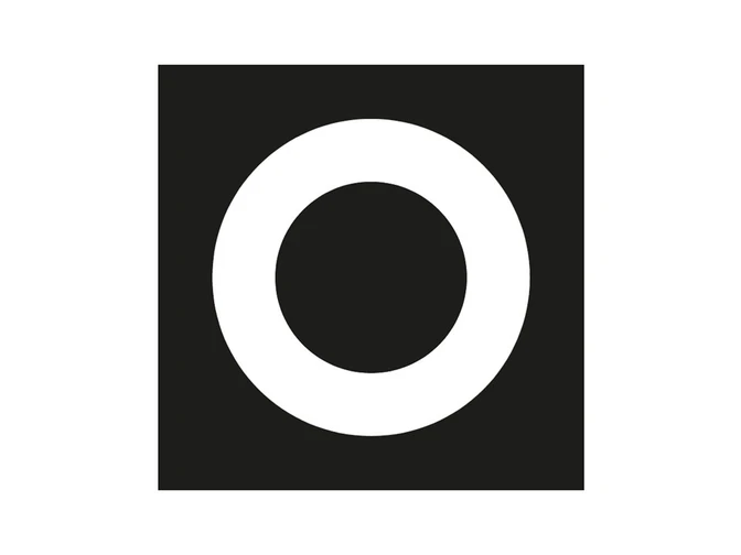 Wegszeichen des Koerfer-Wegs Schwarz-weißer Kreis auf quadratischem Hintergrund, vemutetes Wegzeichen des Koerfer-Wegs.