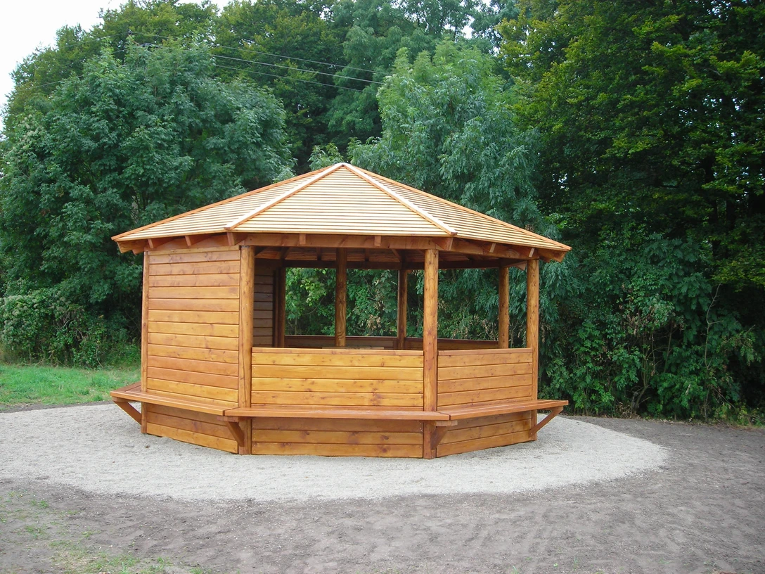 Schutzhütte Lengericher Berg Achteckige Holzschutzhütte auf geräumiger Lichtung, umgeben von dichtem Grün, mit Sitzgelegenheiten.