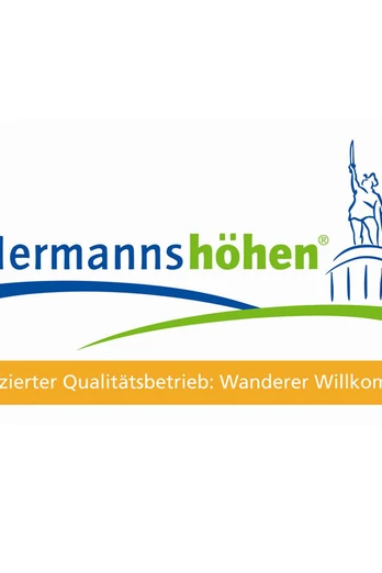 Qualitätsbetrieb der Hermannshöhen Logo der Hermannshöhen mit Bild eines Denkmals. Schriftzug: Zertifizierter Qualitätsbetrieb.