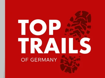 Logo der Top Trails of Germany mit Fußabdruck auf rotem Hintergrund, weiße Schrift.