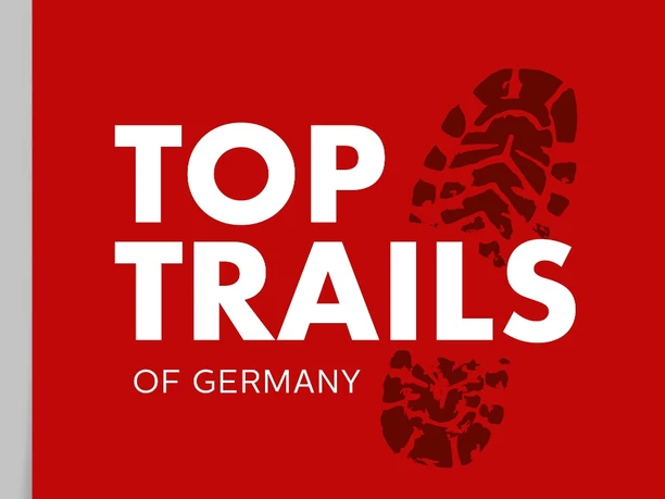 Logo der Top Trails of Germany Logo der Top Trails of Germany mit Fußabdruck auf rotem Hintergrund, weiße Schrift.