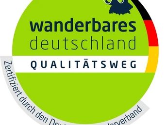 Logo Qualitätsweg Wanderbares Deutschland Rundes Logo: Wanderbares Deutschland, Qualitätsweg, zertifiziert durch den Deutschen Wanderverband.