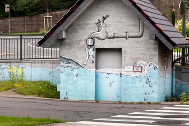 Bemaltes Regenüberlaufbecken mit Wasserhahn-Motiv am Bergischen Kreisel in Hückeswagen