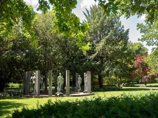 Skulpturengruppe im grünen Rothschildpark unter hohen Bäumen in Frankfurt