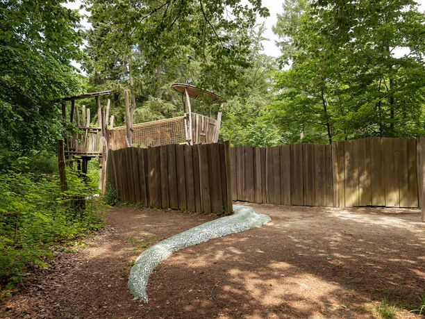 Waldspielpark Goetheturm mit Labyrinth, Rutsche und viel Grün in Frankfurt