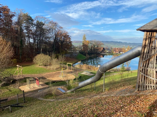 Spielplatz_Weiher_Gemeinde_Büron_Rutschbahn_mit_Aussicht.JPG Spielplatz_Weiher_Gemeinde_Büron_Rutschbahn_mit_Aussicht.JPG