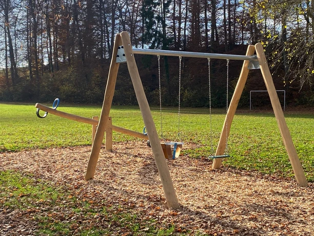 Spielplatz_Weiher_Gemeinde_Büron_Schaukel.JPG Spielplatz_Weiher_Gemeinde_Büron_Schaukel.JPG