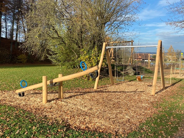 Spielplatz_Weiher_Gemeinde_Büron_Schaukeln.JPG Spielplatz_Weiher_Gemeinde_Büron_Schaukeln.JPG